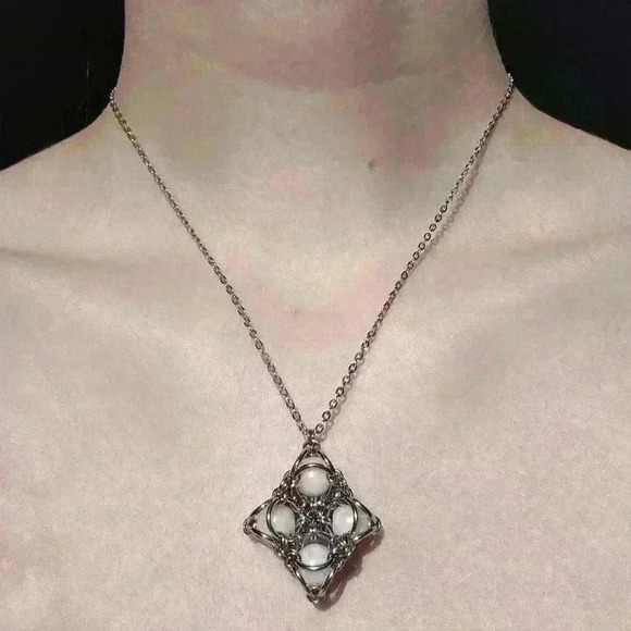 Diamond-shaped  caged pearls silver chainmaille necklace with a silver chain - Picture 1 of 7